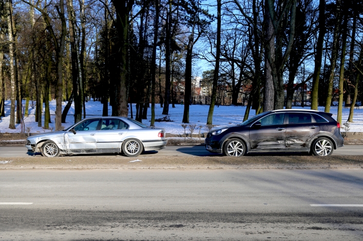 Kolizja na Mazurskiej. Pojazd marki BMW został zepchnięty na latarnię