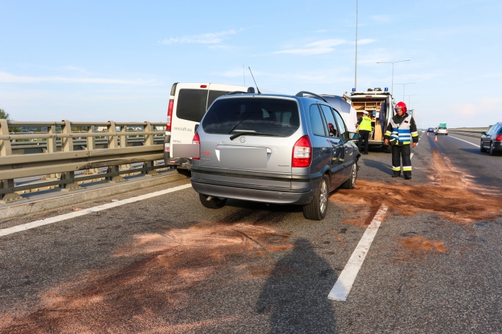 Kolizja na obwodnicy, policjanci apelują o ostrożność