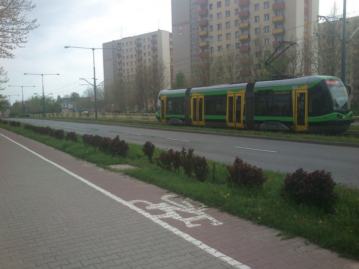 Kolizja na Płk. Dąbka. Kierowca wjechał w torowisko
