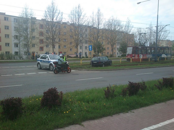 Kolizja na Płk. Dąbka. Kierowca wjechał w torowisko