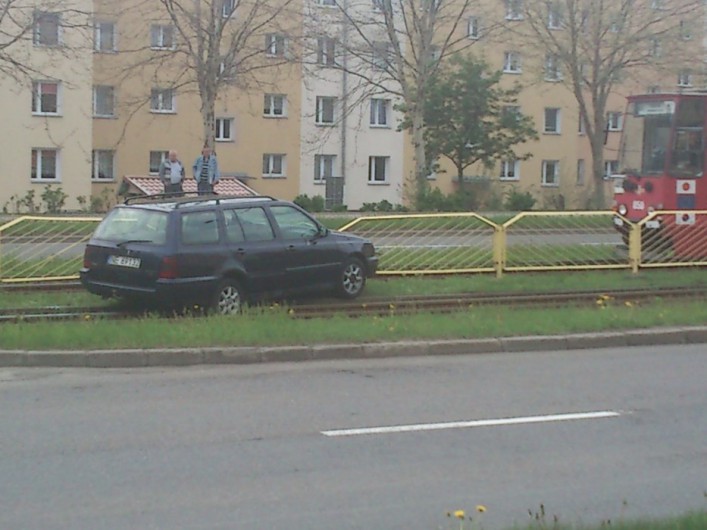 Kolizja na Płk. Dąbka. Kierowca wjechał w torowisko