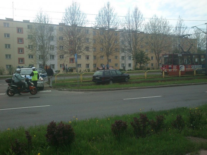Kolizja na Płk. Dąbka. Kierowca wjechał w torowisko