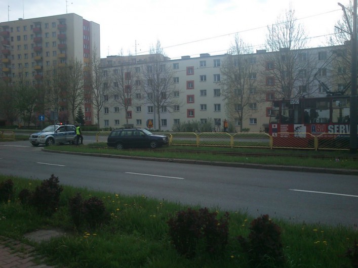 Kolizja na Płk. Dąbka. Kierowca wjechał w torowisko