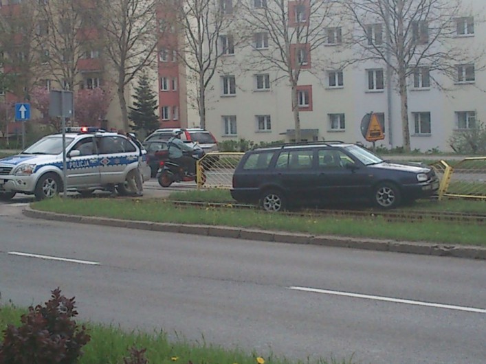 Kolizja na Płk. Dąbka. Kierowca wjechał w torowisko