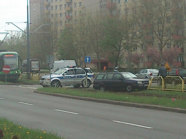 Kolizja na Płk. Dąbka. Kierowca wjechał w torowisko
