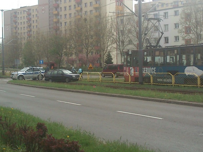 Kolizja na Płk. Dąbka. Kierowca wjechał w torowisko