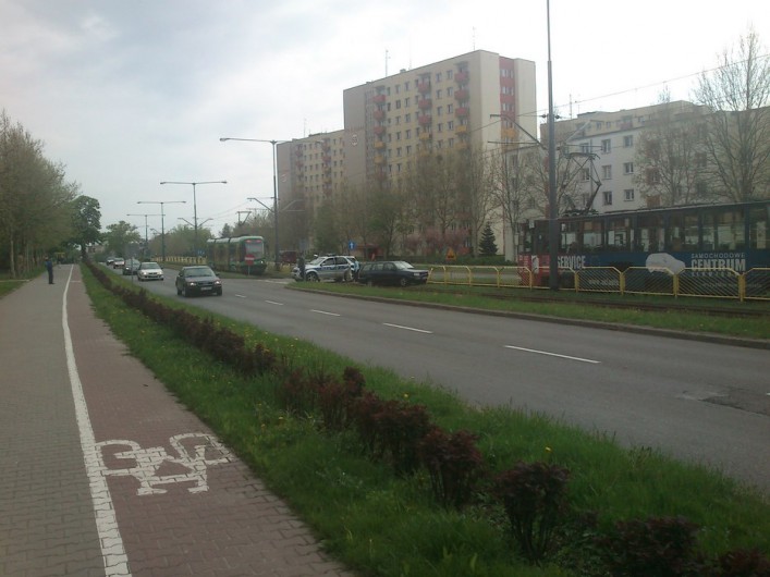 Kolizja na Płk. Dąbka. Kierowca wjechał w torowisko