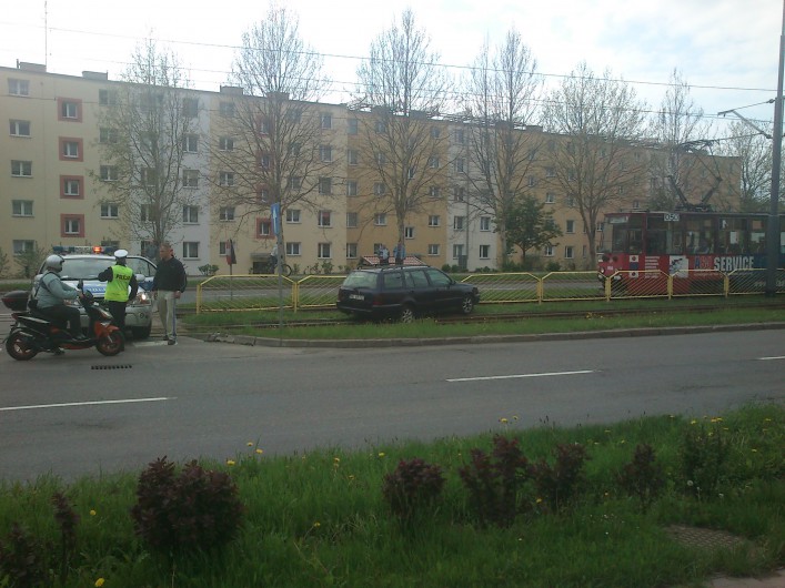 Kolizja na Płk. Dąbka. Kierowca wjechał w torowisko
