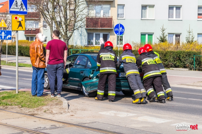 Kolizja na Płk. Dąbka. Zderzyły się dwa samochody