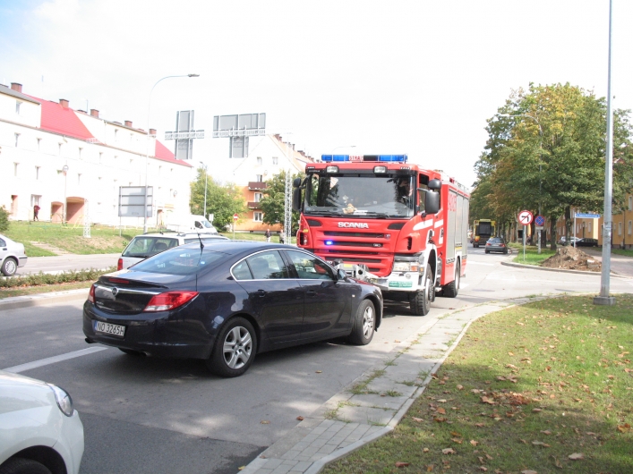Kolizja na rondzie z udziałem nauki jazdy. Kierowca poszkodowany
