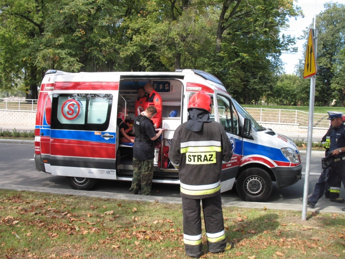 Kolizja na rondzie z udziałem nauki jazdy. Kierowca poszkodowany