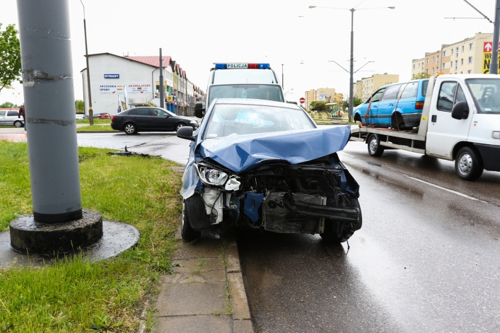 Kolizja na skrzyżowaniu, policjanci apelują o stosowanie się do znaków