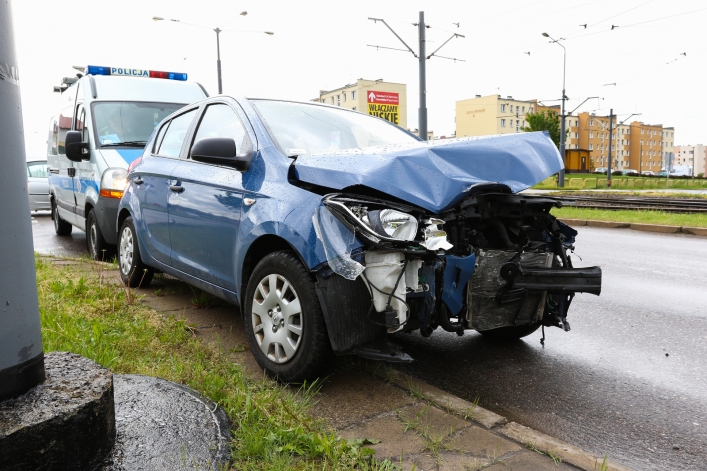 Kolizja na skrzyżowaniu, policjanci apelują o stosowanie się do znaków