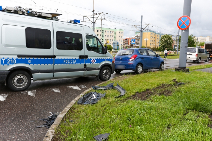 Kolizja na skrzyżowaniu, policjanci apelują o stosowanie się do znaków