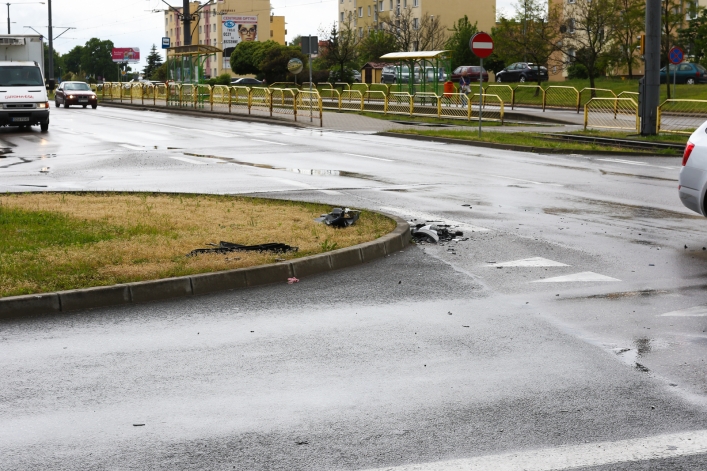 Kolizja na skrzyżowaniu, policjanci apelują o stosowanie się do znaków