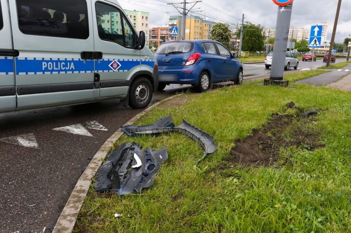 Kolizja na skrzyżowaniu, policjanci apelują o stosowanie się do znaków