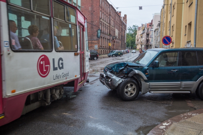 Kolizja osobówki z tramwajem na Królewieckiej. Kierowca pod wpływem