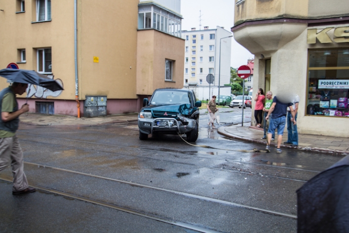 Kolizja osobówki z tramwajem na Królewieckiej. Kierowca pod wpływem