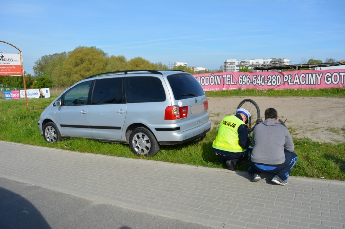 Kolizja rowerzysty z samochodem osobowym przy ul. Królewieckiej. 14-latek w szpitalu