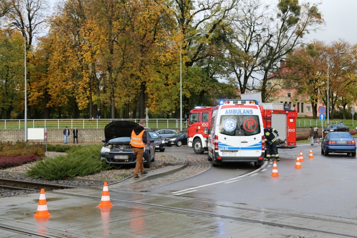 Kolizja samochodu z tramwajem na rondzie Solidarności
