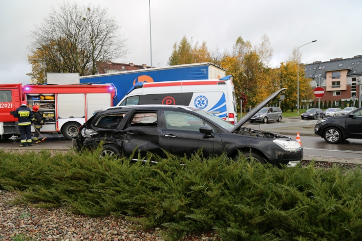 Kolizja samochodu z tramwajem na rondzie Solidarności