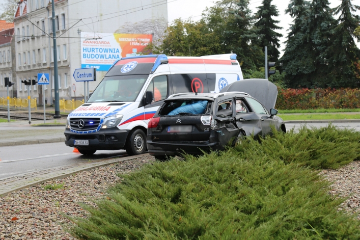 Kolizja samochodu z tramwajem na rondzie Solidarności