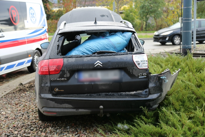 Kolizja samochodu z tramwajem na rondzie Solidarności