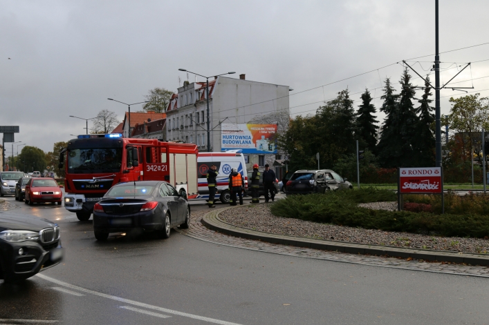 Kolizja samochodu z tramwajem na rondzie Solidarności