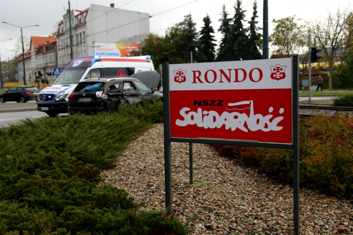 Kolizja samochodu z tramwajem na rondzie Solidarności (+ zdjęcia)