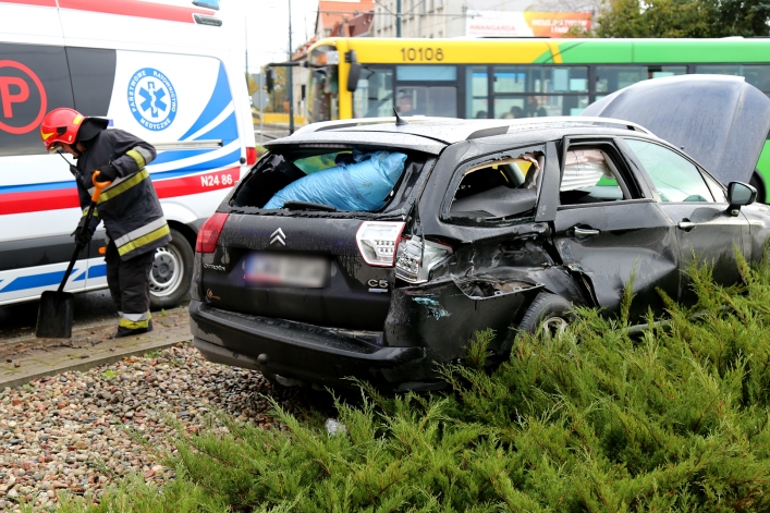 Kolizja samochodu z tramwajem na rondzie Solidarności (+ zdjęcia)