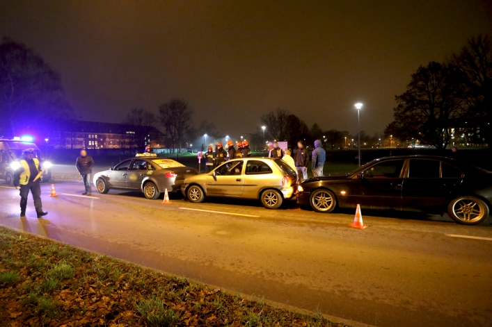 Kolizja trzech samochodów osobowych na ul. Żeromskiego. Trzy osoby w szpitalu (+ zdjęcia)