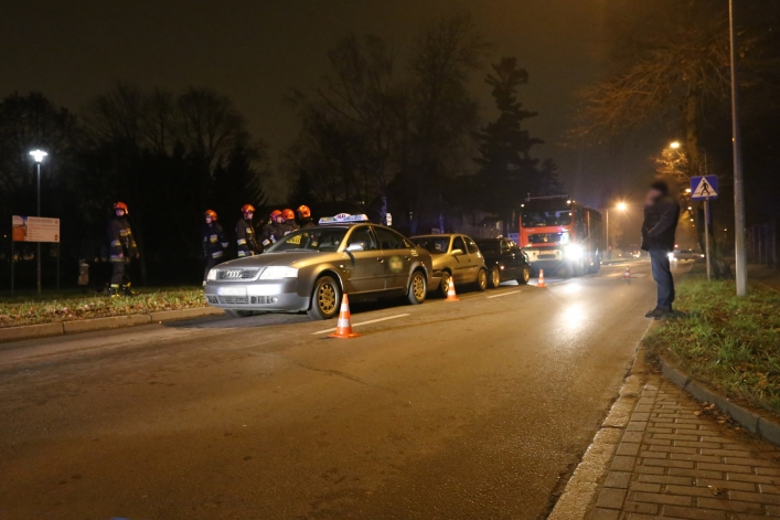 Kolizja trzech samochodów osobowych na ul. Żeromskiego. Trzy osoby w szpitalu (+ zdjęcia)
