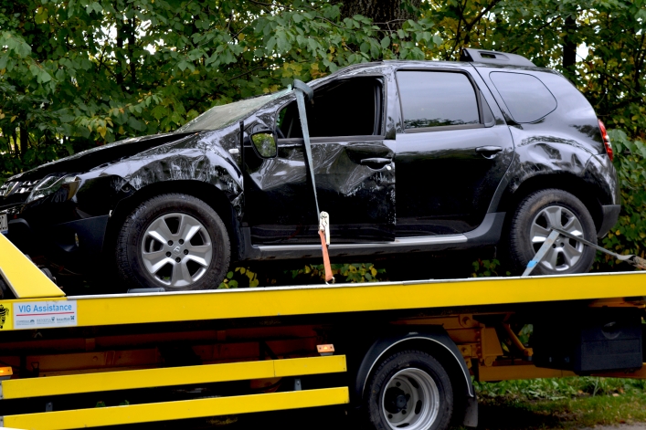 Kolizja w Dąbrowie. „Gdyby ktoś jechał z naprzeciwka, byłby w tym miejscu jeszcze jeden krzyż”