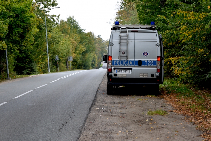 Kolizja w Dąbrowie. „Gdyby ktoś jechał z naprzeciwka, byłby w tym miejscu jeszcze jeden krzyż”