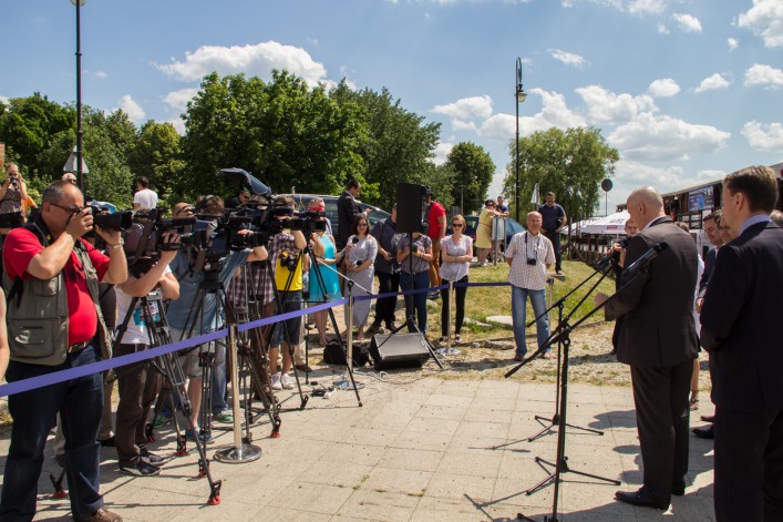 Konferencja prasowa Prawa i Sprawiedliwości na Przystani Żeglugi Elbląsko-Ostródzkiej