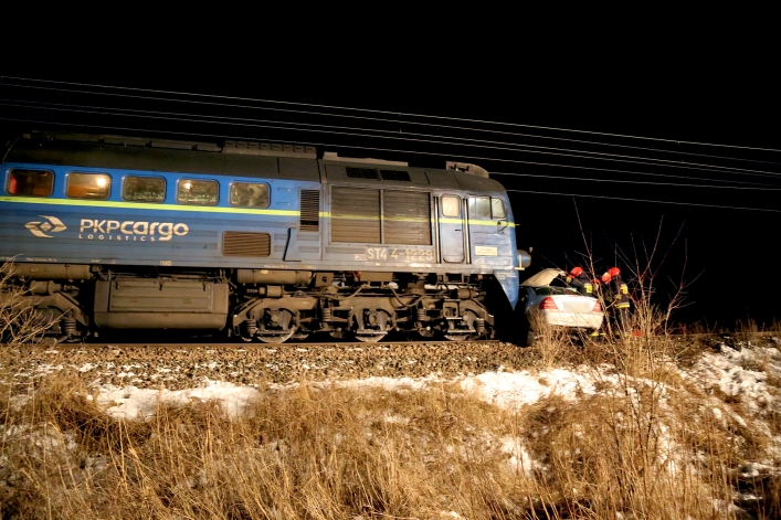 Koszmarny wypadek w Gronowie Górnym. Mężczyzna wjechał mercedesem pod pociąg 