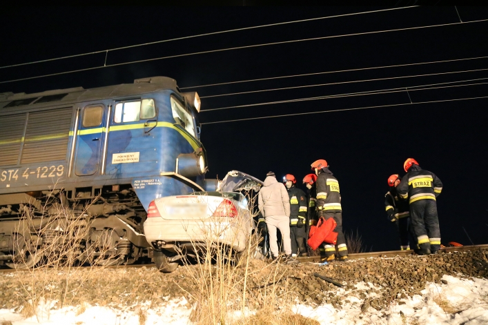 Koszmarny wypadek w Gronowie Górnym. Mężczyzna wjechał mercedesem pod pociąg 