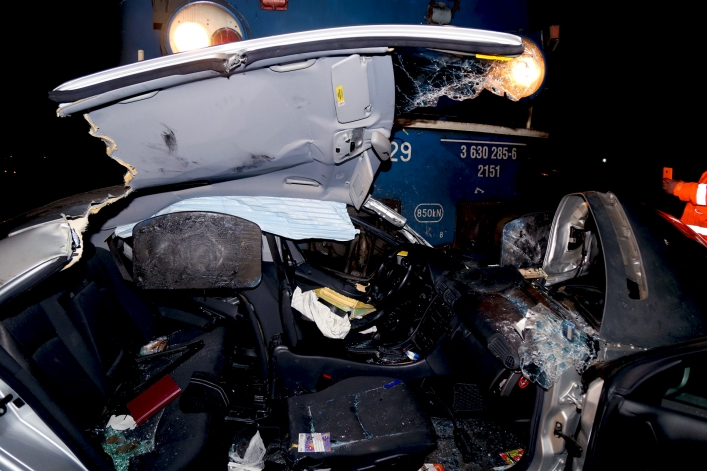 Koszmarny wypadek w Gronowie Górnym. Mężczyzna wjechał mercedesem pod pociąg 
