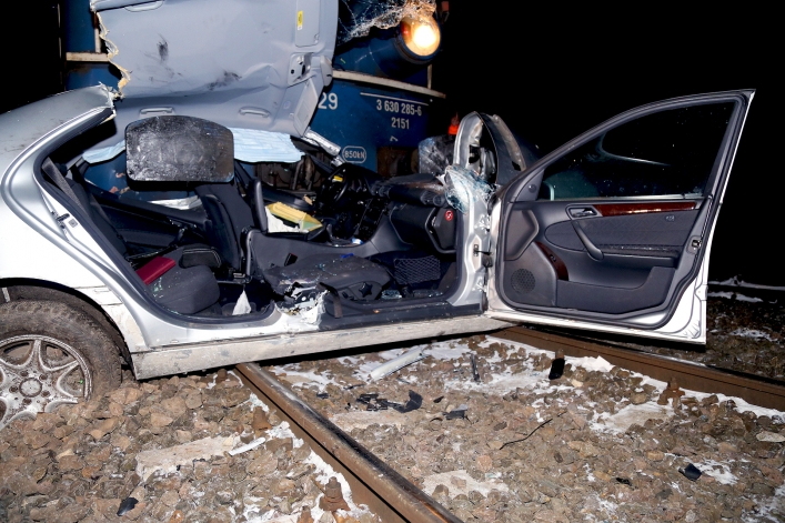 Koszmarny wypadek w Gronowie Górnym. Mężczyzna wjechał mercedesem pod pociąg 