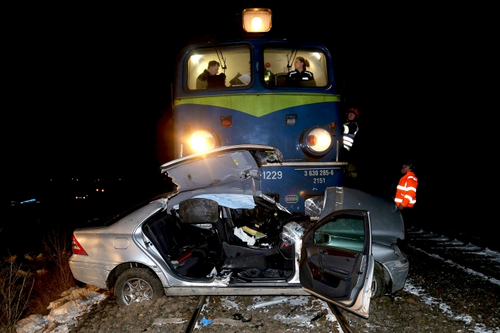 Koszmarny wypadek w Gronowie Górnym. Mężczyzna wjechał mercedesem pod pociąg 