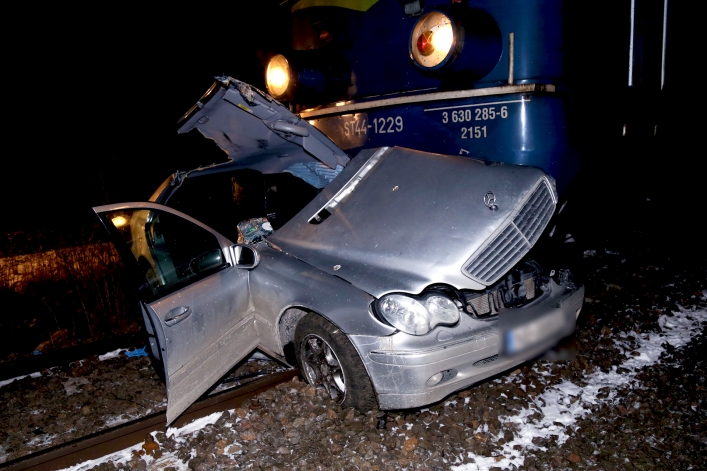 Koszmarny wypadek w Gronowie Górnym. Mężczyzna wjechał mercedesem pod pociąg 
