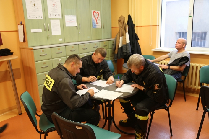 Krew oddali dzisiaj policjanci, strażacy oraz...
