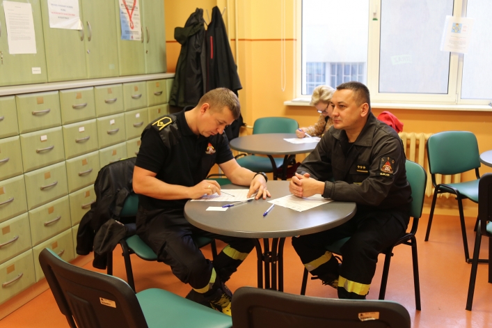 Krew oddali dzisiaj policjanci, strażacy oraz...
