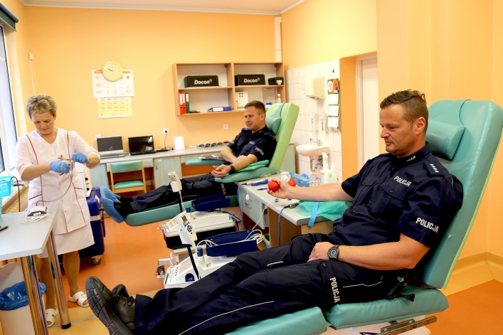 Krew oddali dzisiaj policjanci, strażacy oraz...