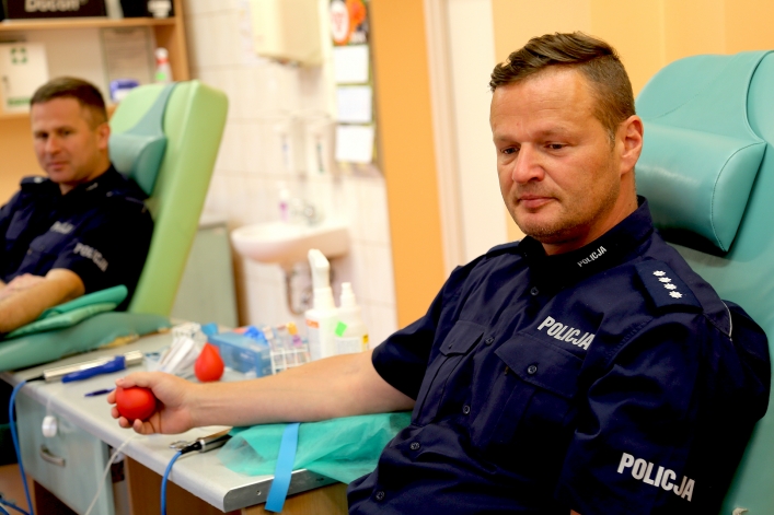 Krew oddali dzisiaj policjanci, strażacy oraz...