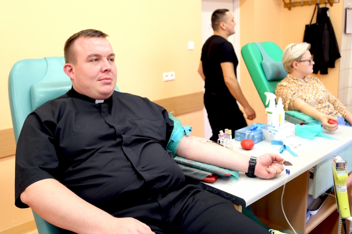 Krew oddali dzisiaj policjanci, strażacy oraz...