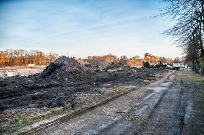 Krok bliżej budowy basenu! Na ul. Moniuszki wjechał ciężki sprzęt