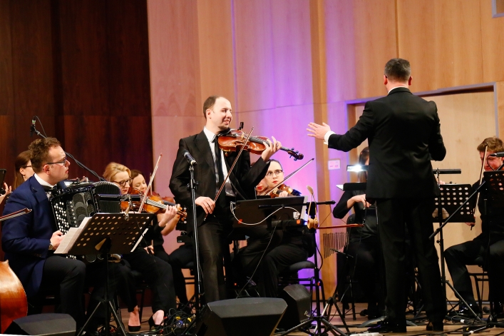 Krzesimir Dębski, Zagan Acoustic i Ariela Ludwiczaka zagrali z Elbląską Orkiestrą Kameralną