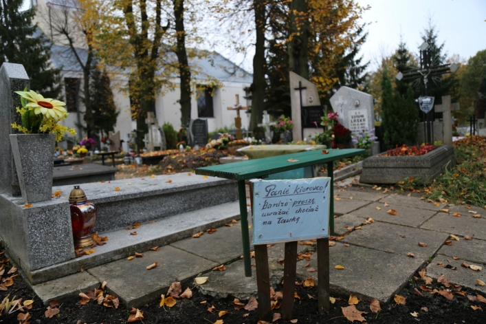 Ławeczka na cmentarzu Agrykola