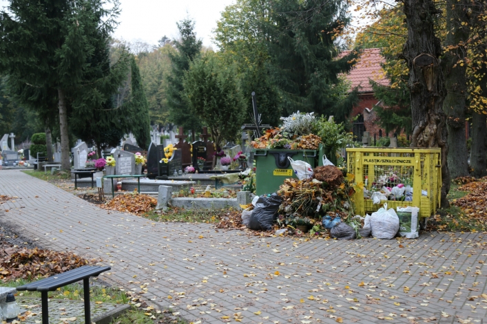 Ławeczka na cmentarzu Agrykola